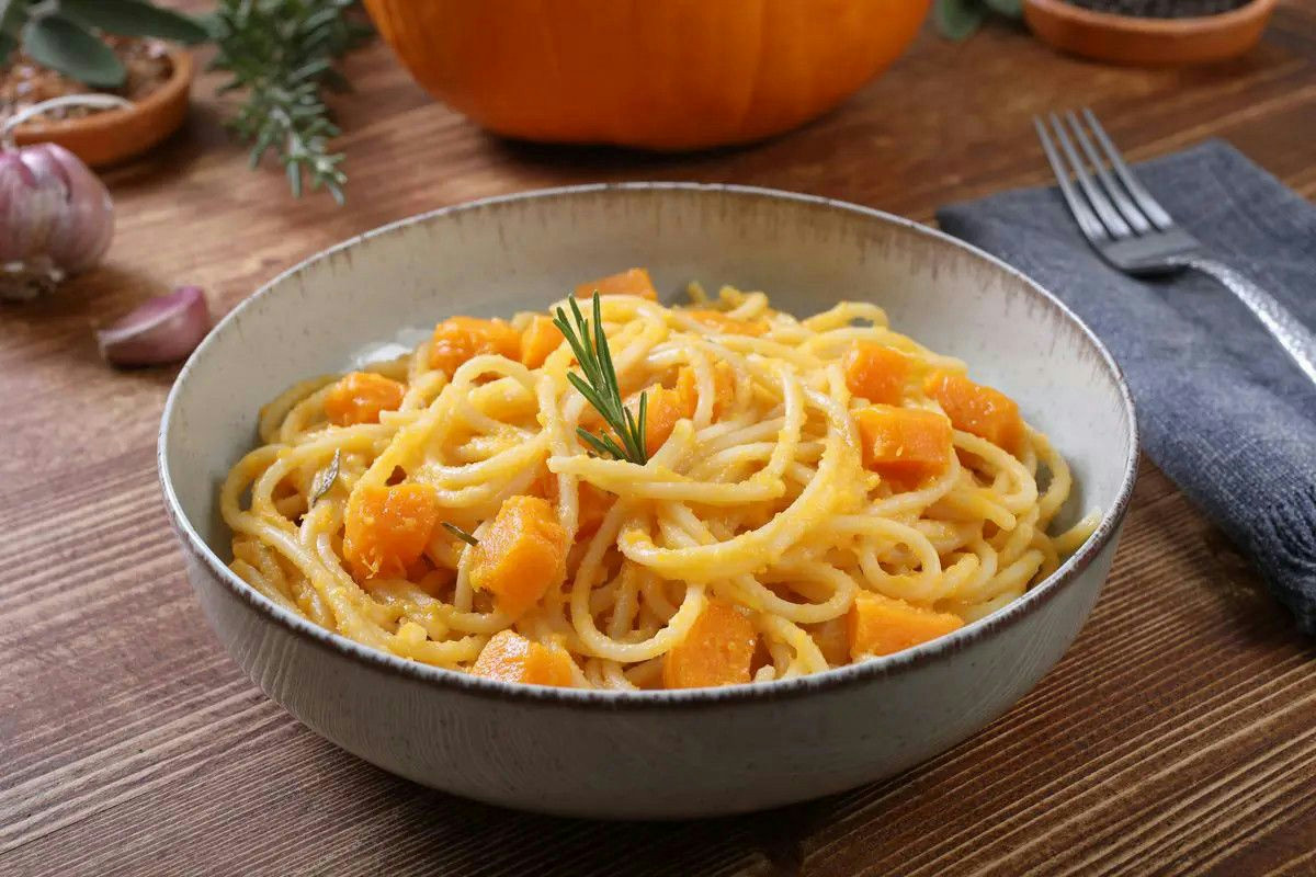 Carbonara di zucca cremosissima e veloce: il piatto autunnale che scalda ogni tavola