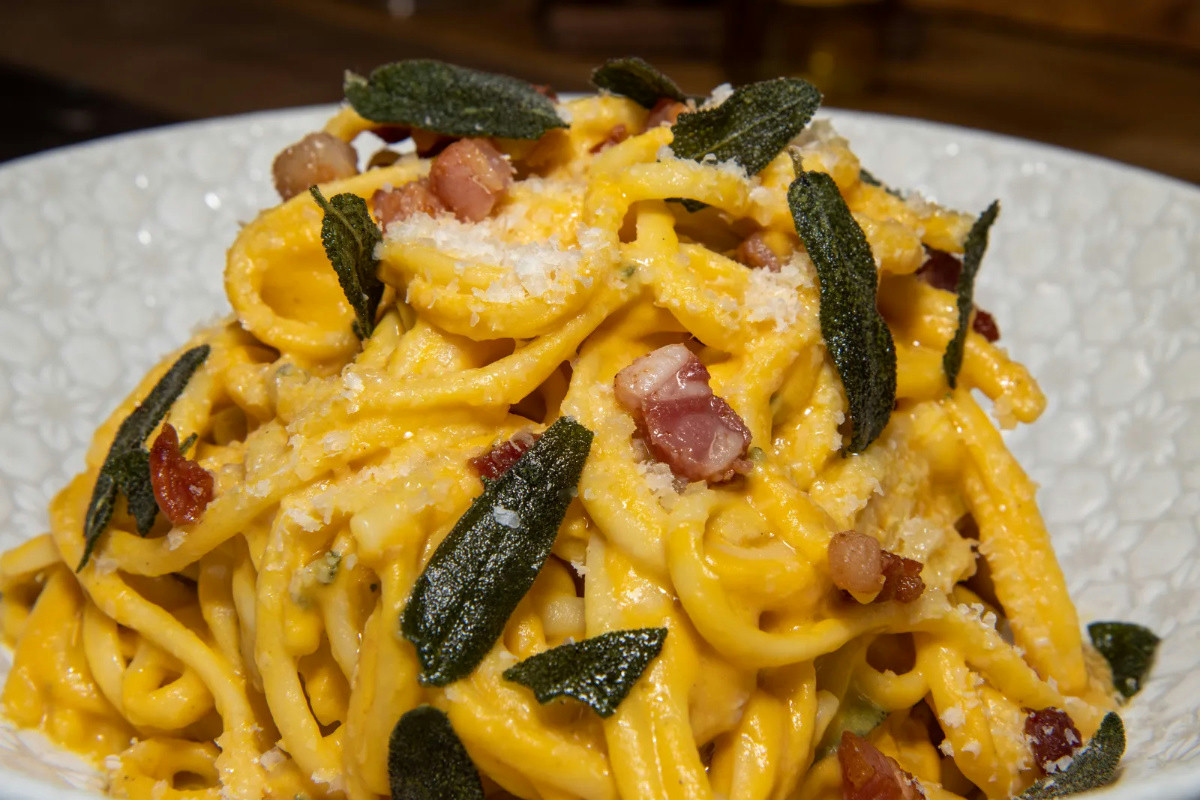 Carbonara di zucca cremosissima e veloce: il piatto autunnale che scalda ogni tavola