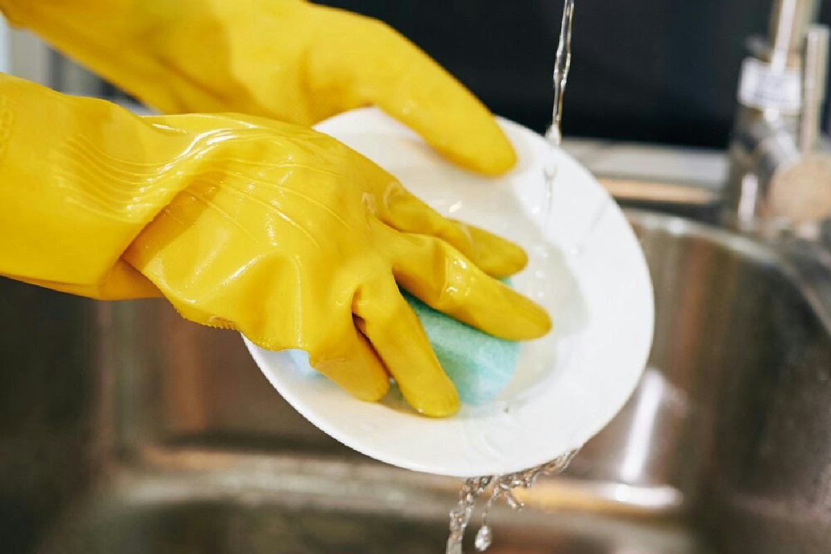 Evita di lavare i piatti così: è l'errore che ti espone a batteri nocivi ogni giorno