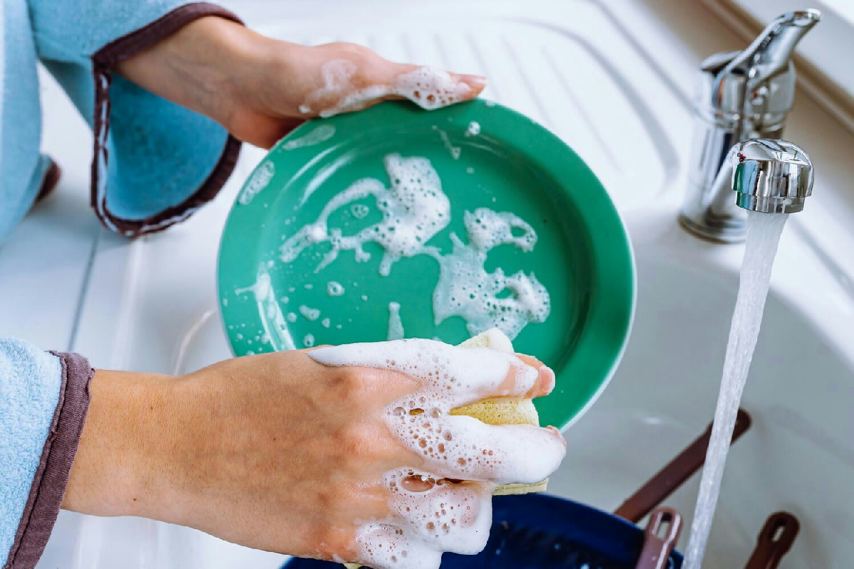 Evita di lavare i piatti così: è l'errore che ti espone a batteri nocivi ogni giorno