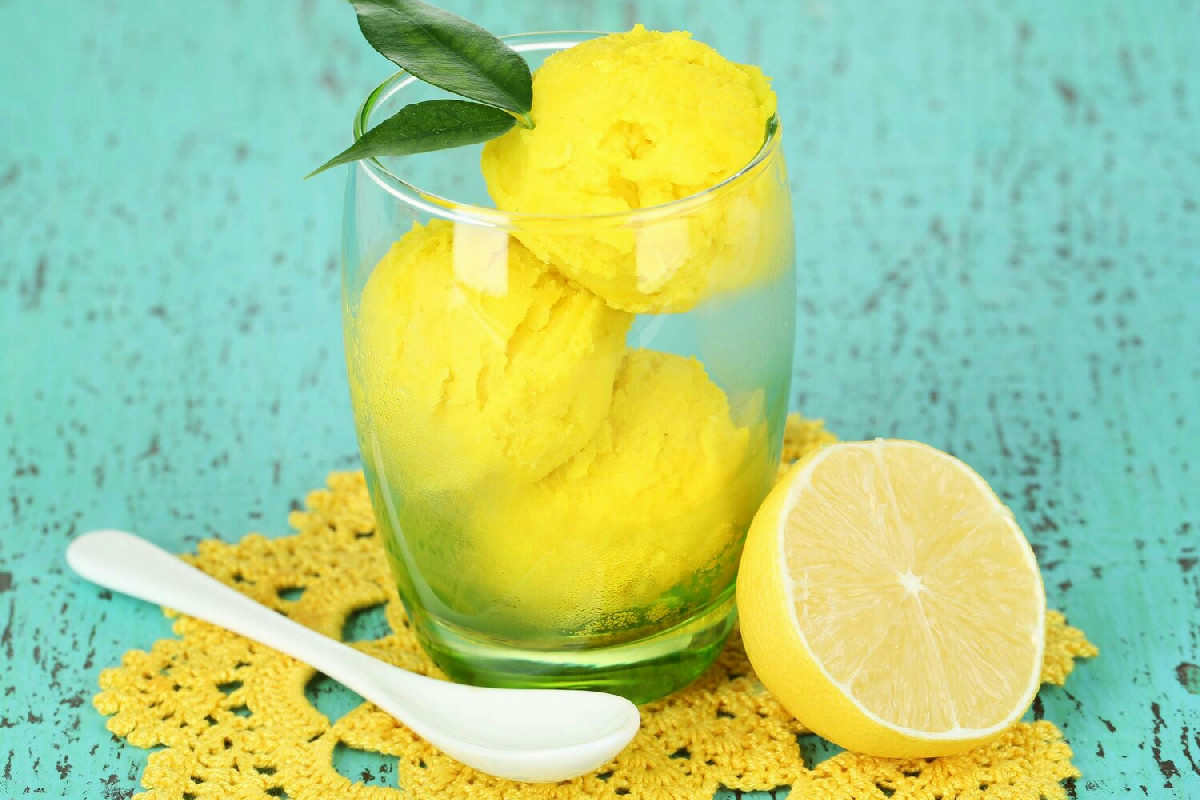 Il modo più semplice per preparare un sorbetto al limone fresco senza attrezzi complicati