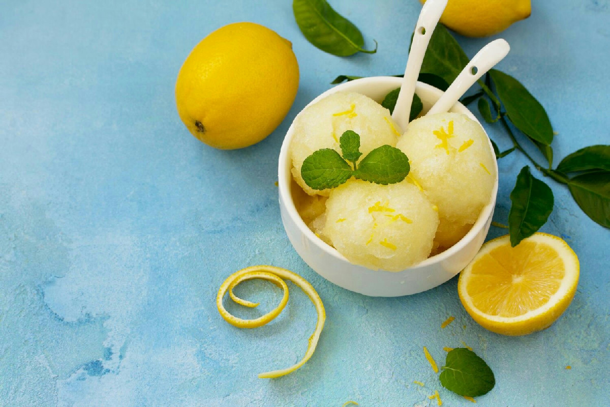 Il modo più semplice per preparare un sorbetto al limone fresco senza attrezzi complicati