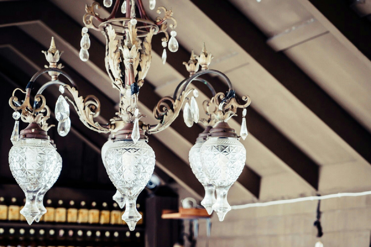 Non pulivo mai bene i lampadari: ho imparato un trucco che ha riportato la luce brillante in casa