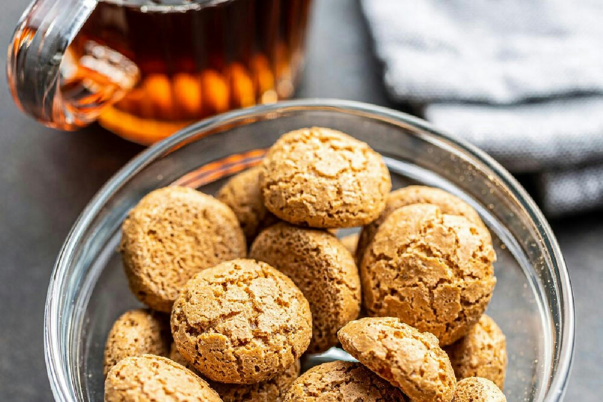 Non serve il forno e li preparo in 5 minuti, i miei amaretti nocciolati fatti in casa sono una delizia