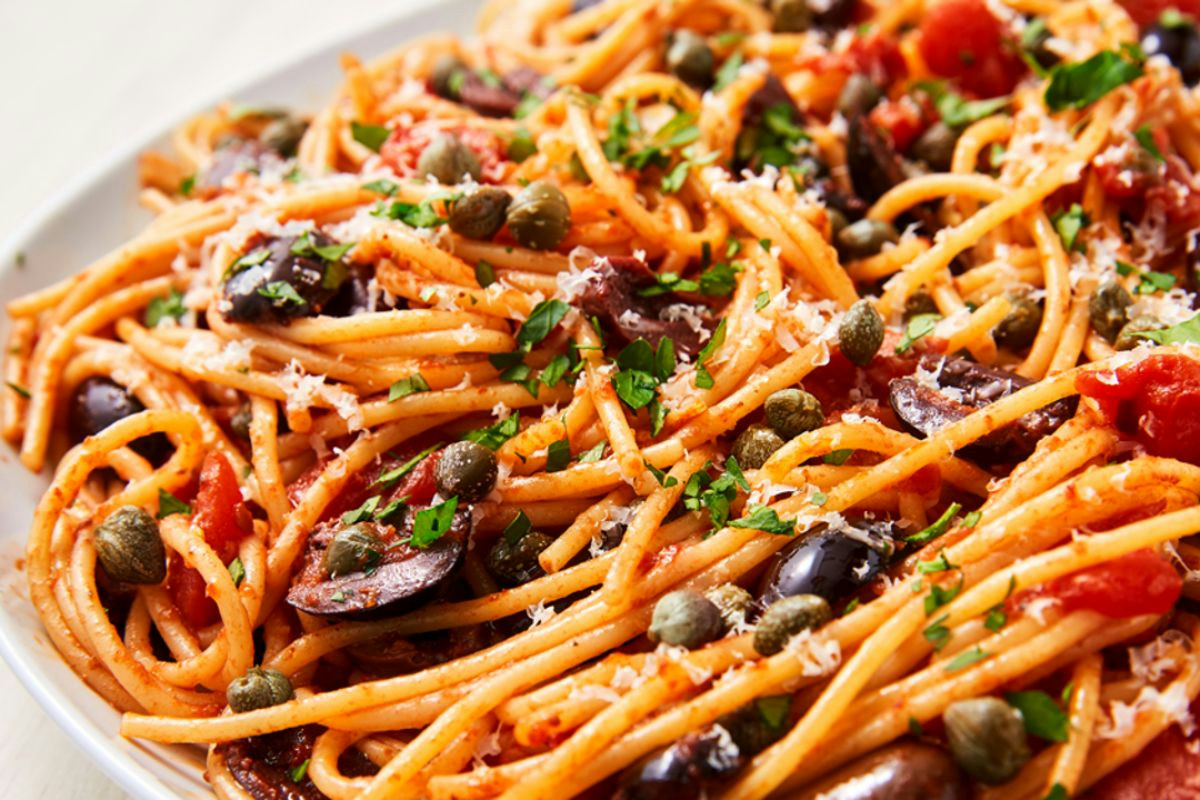 La pasta alla puttanesca rivisitata che porta un sapore nuovo e accende la tavola delle feste natalizie