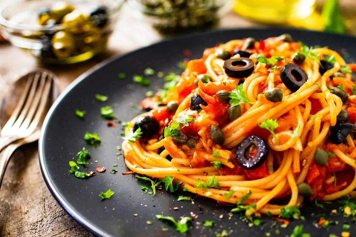 La pasta alla puttanesca rivisitata che porta un sapore nuovo e accende la tavola delle feste natalizie