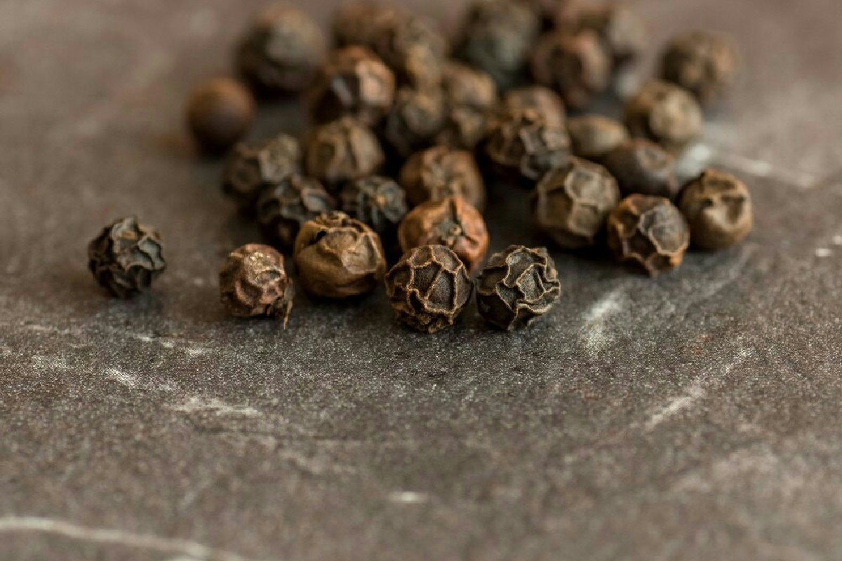 Il pepe in cucina e in dispensa: la guida pratica per scegliere, usare e conservare con cura