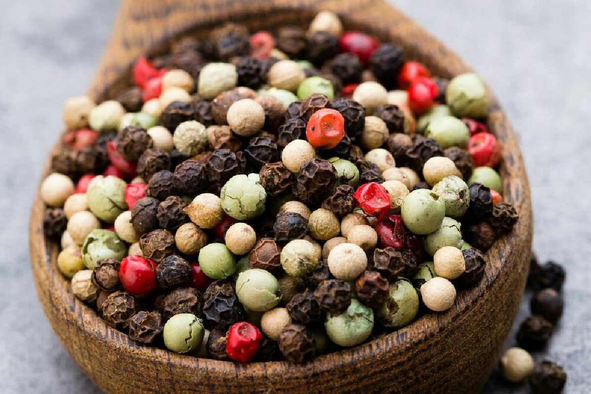 Il pepe in cucina e in dispensa: la guida pratica per scegliere, usare e conservare con cura