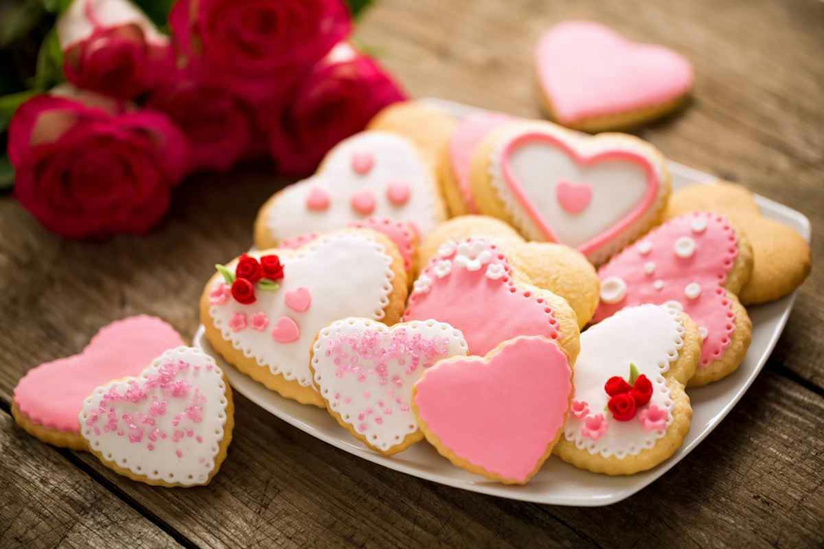 Perché mia nonna realizzava una glassa perfetta per i biscotti con solo due cose?