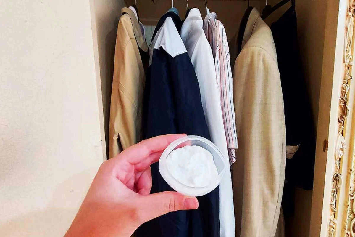 Qualche granello nell’armadio tiene lontani umidità e odori, il trucco semplice che funziona sempre