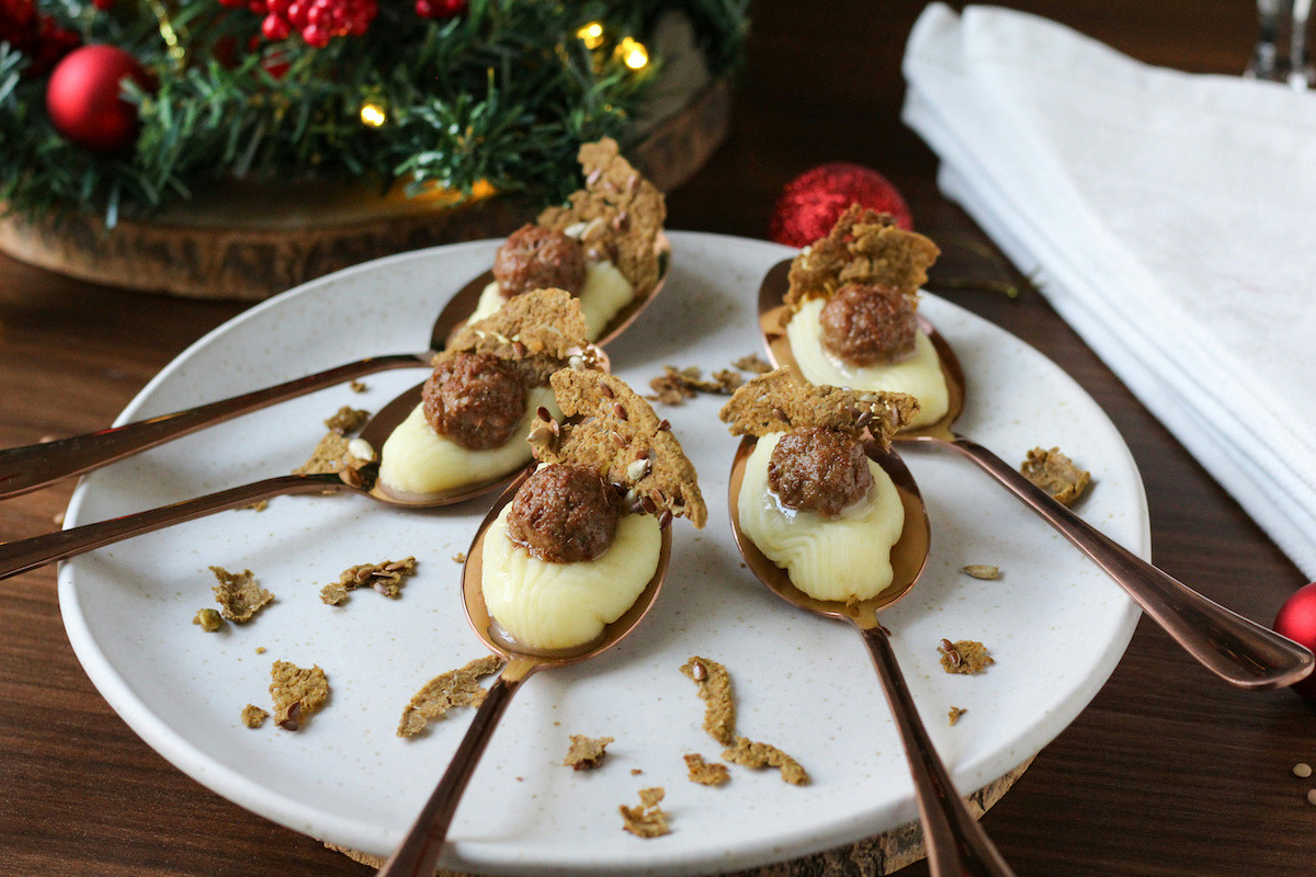 Quando si organizza una cena elegante, le polpettine fritte con purè e lenticchie diventano protagoniste indiscusse