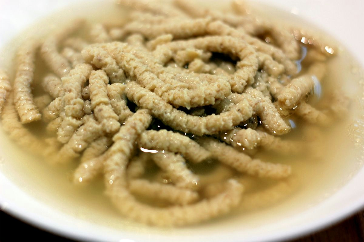 Quando la voglia di un piatto caldo si fa sentire, i passatelli in brodo conquistano la tavola con il loro sapore unico