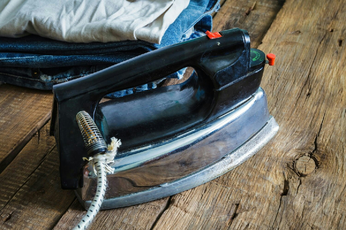 Vapore potente e vantaggi del ferro da stiro a caldaia: guida per scegliere il modello ideale per casa